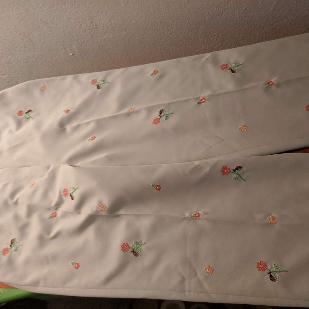 Alfred Dunner embroidered capris